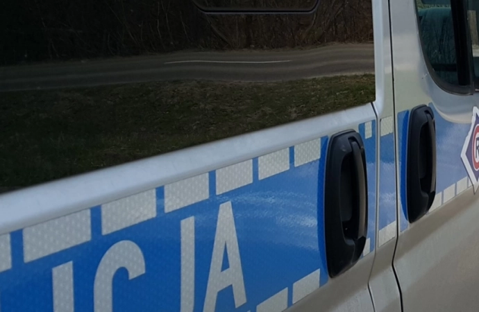 {Policjanci z Gołdapi zatrzymali samochód, którym jechało zbyt wiele osób. Dziecko było ukryte za fotelem.}