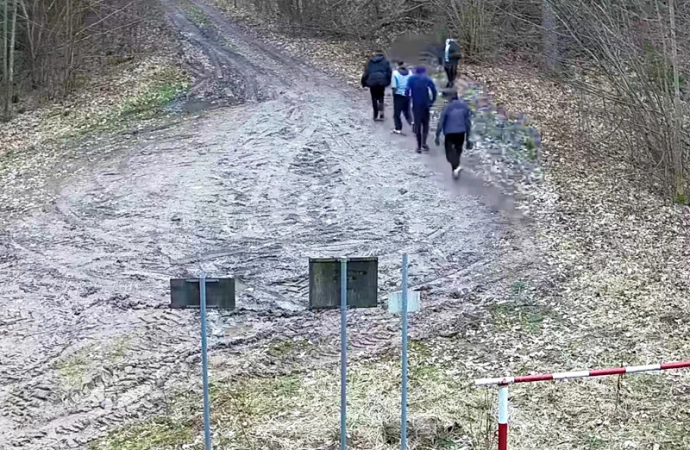 {Czterech Belgów i Polak postanowiło przejść się pasem drogi granicznej.}