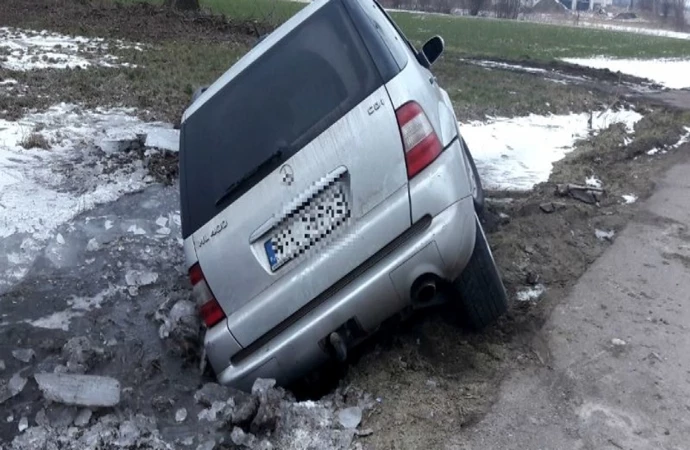 20-latka z powiatu iławskiego wjechała na odcinek drogi, który jest wyłączony z ruchu z powodu wylania rzeki.